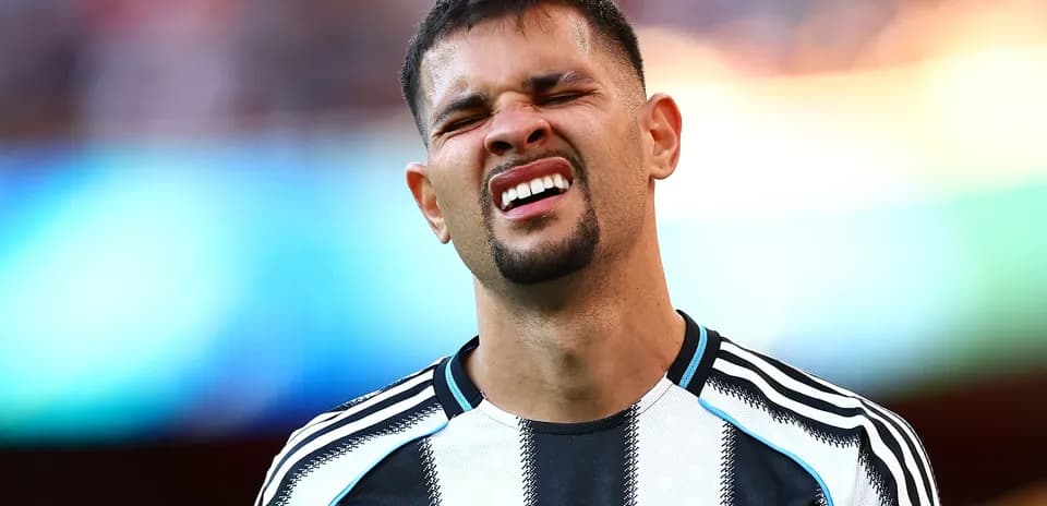 Игрок Newcastle United на поле во время матча