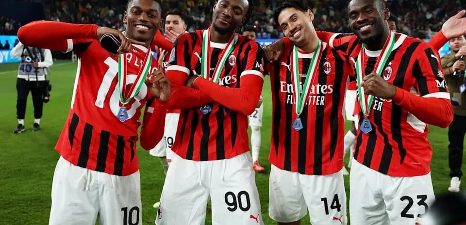 Четыре игрока AC Milan с медалями после матча