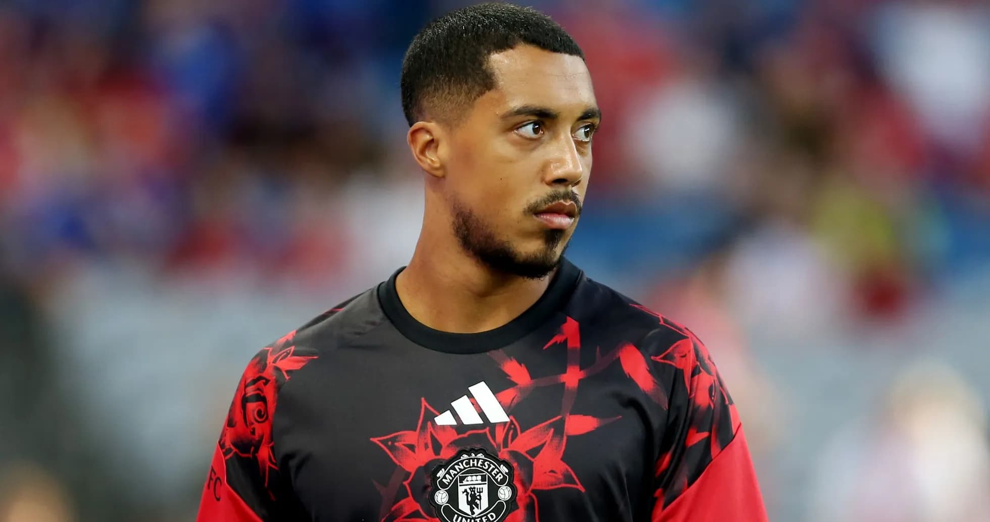 Игрок в тренировочной форме Manchester United на поле