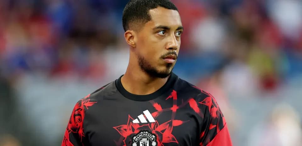 Игрок в тренировочной форме Manchester United на поле