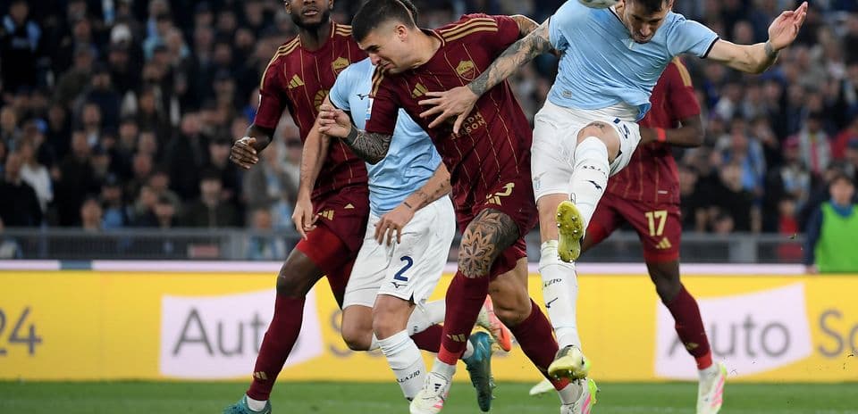Игроки AS Roma и Lazio борются за мяч