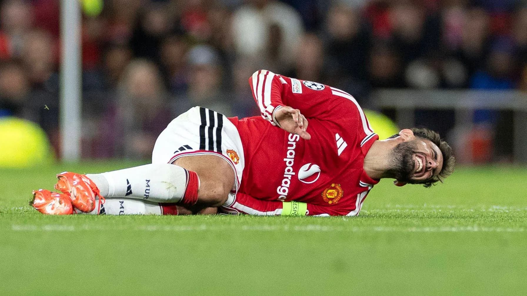 Игрок Manchester United лежит на поле с травмой