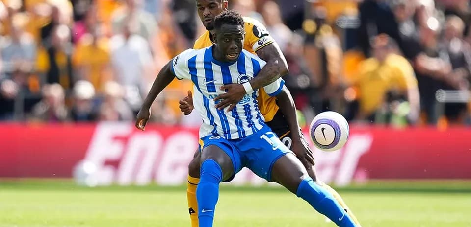 Игроки Brighton и Wolves борются за мяч