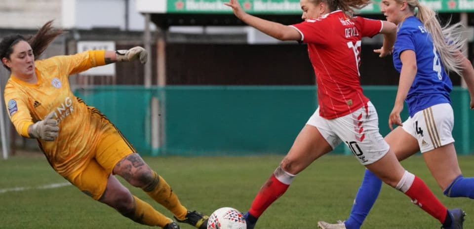 Игроки Charlton Athletic W и Leicester City WFC на поле