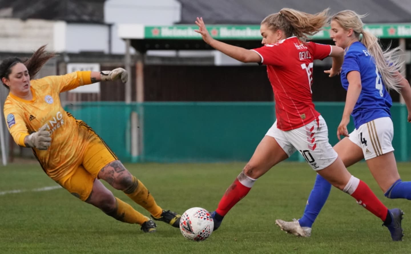 Игроки Charlton Athletic W и Leicester City WFC на поле