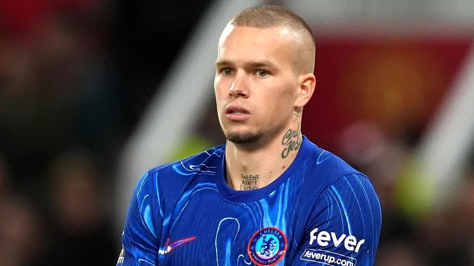 Игрок в синей форме Chelsea на поле
