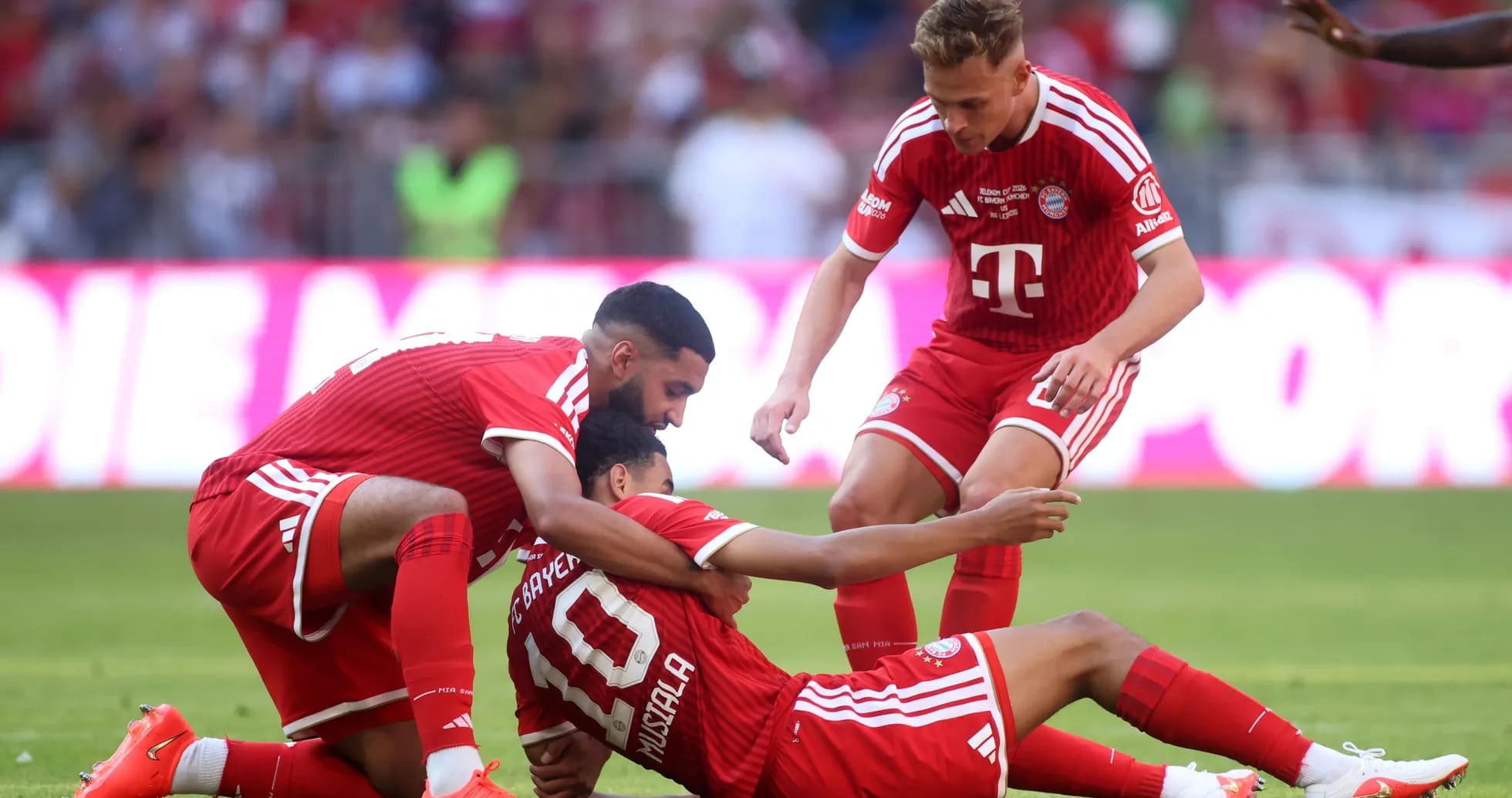 Игроки Bayern München празднуют гол на поле
