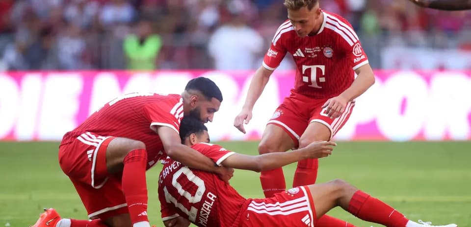 Игроки Bayern München празднуют гол на поле