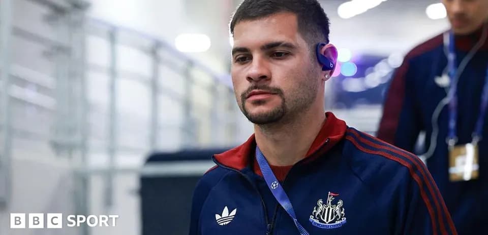 Игрок Newcastle United входит в стадион перед матчем