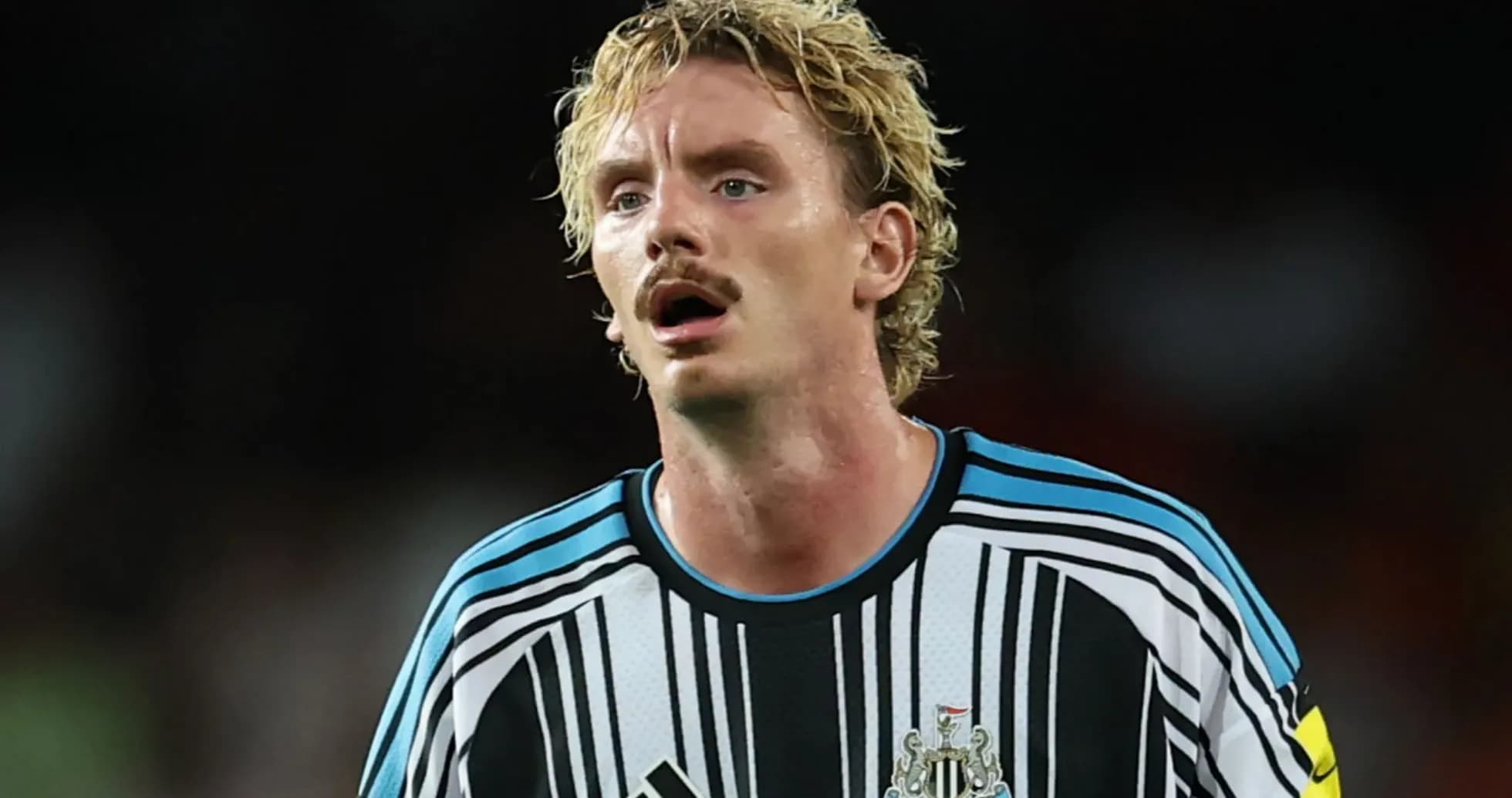 Игрок Newcastle United в черно-белой форме на поле