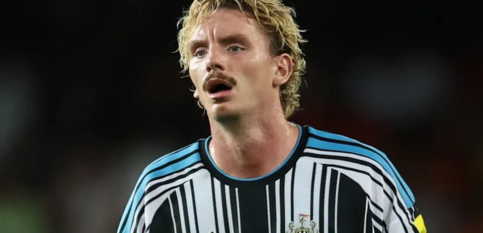 Игрок Newcastle United в черно-белой форме на поле