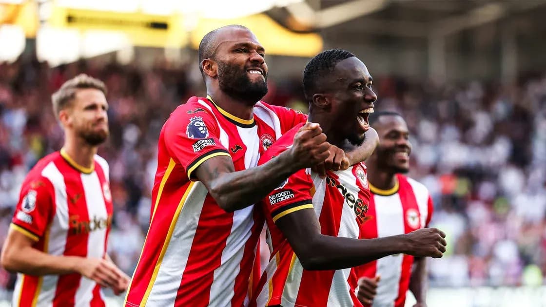 Игроки Brentford празднуют забитый гол на стадионе