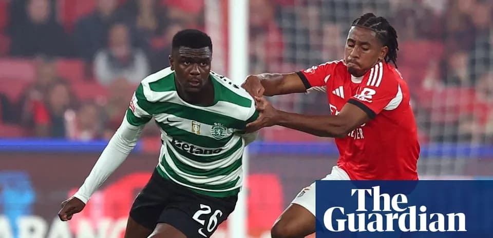 Игроки Sporting и Benfica борются за мяч