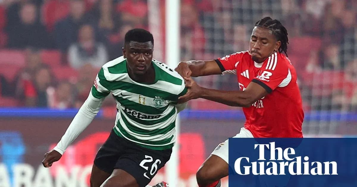 Игроки Sporting и Benfica борются за мяч