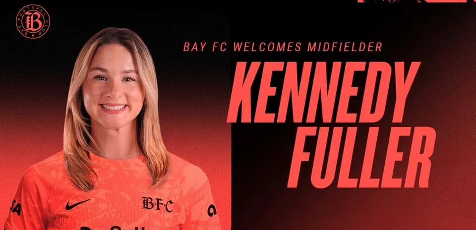 Кенеди Фуллер в форме Bay FC на фоне градиента