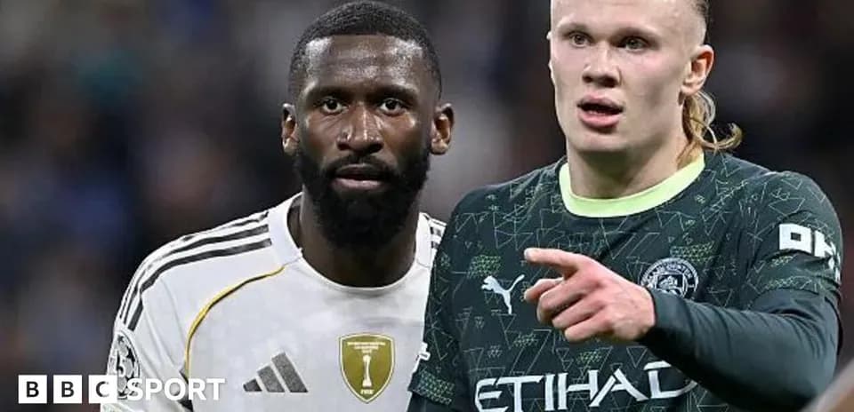 Игроки обсуждают момент во время матча
