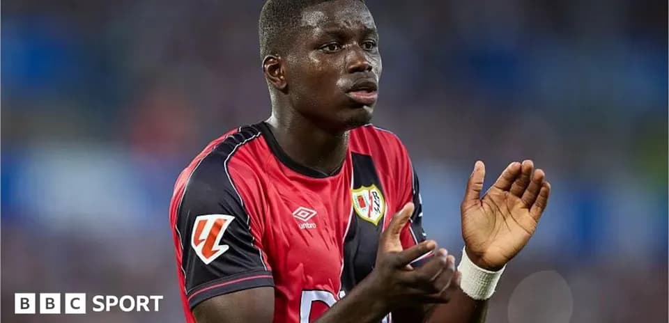 Игрок команды Rayo Vallecano на поле во время матча
