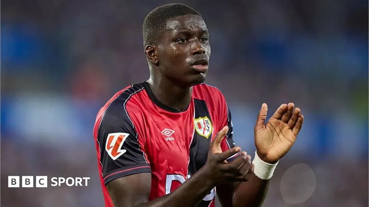 Игрок команды Rayo Vallecano на поле во время матча