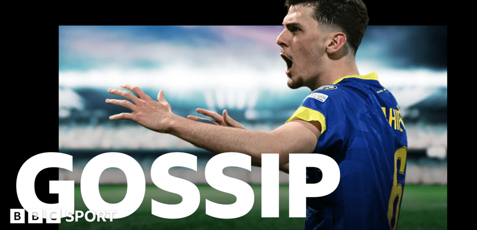 Игрок команды в синей форме на поле
