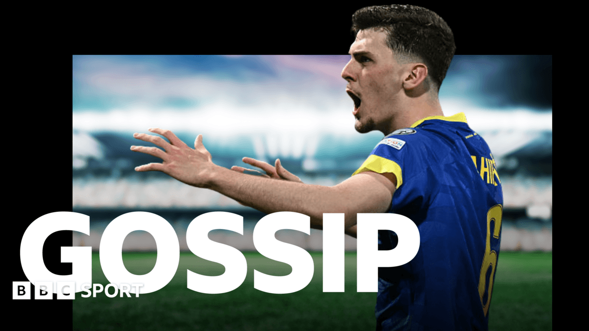 Игрок команды в синей форме на поле