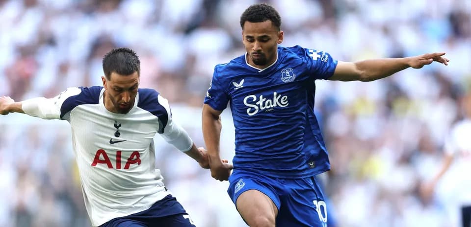 Игроки Tottenham и Everton борются за мяч