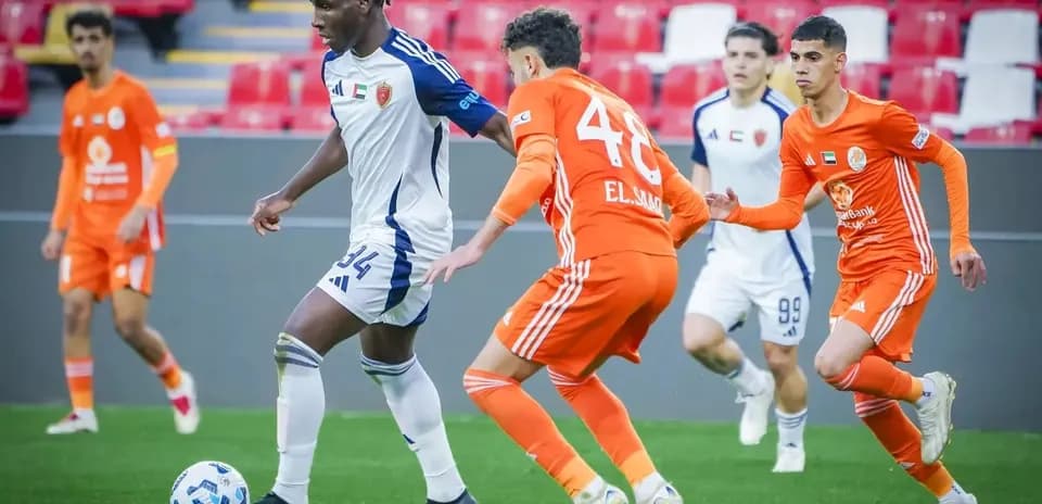 Игроки Al Wasl U23 и Al Wahda U23 в матче