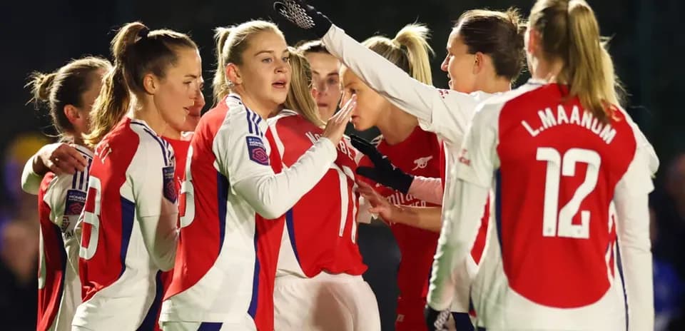 Игроки Арсенала празднуют гол