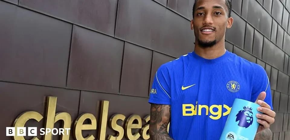 Игрок в синей форме Chelsea держит награду