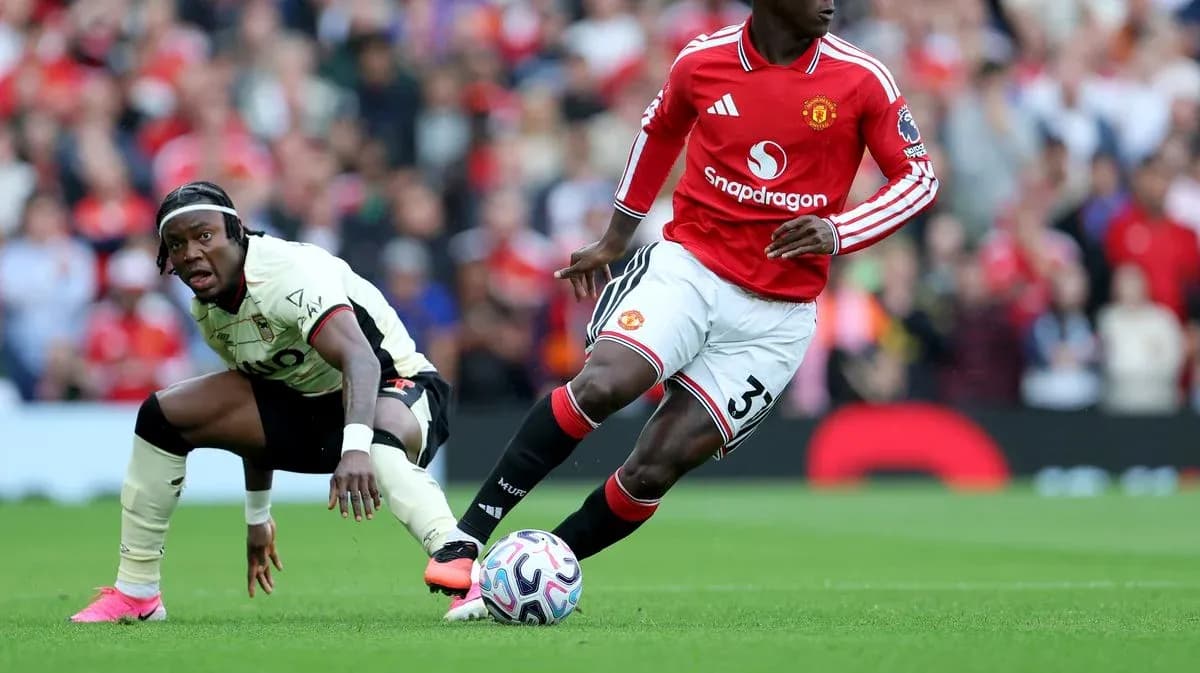 Игрок Manchester United ведет мяч, соперник падает