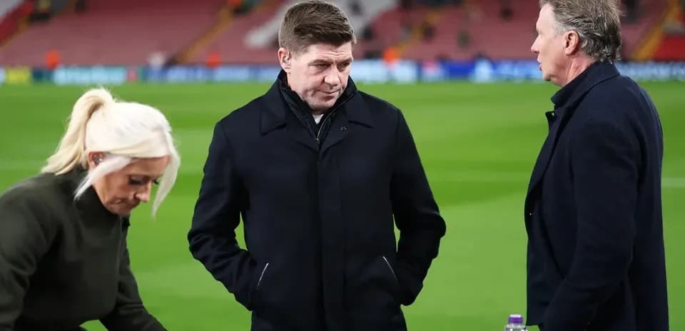 Трое комментаторов на стадионе перед матчем