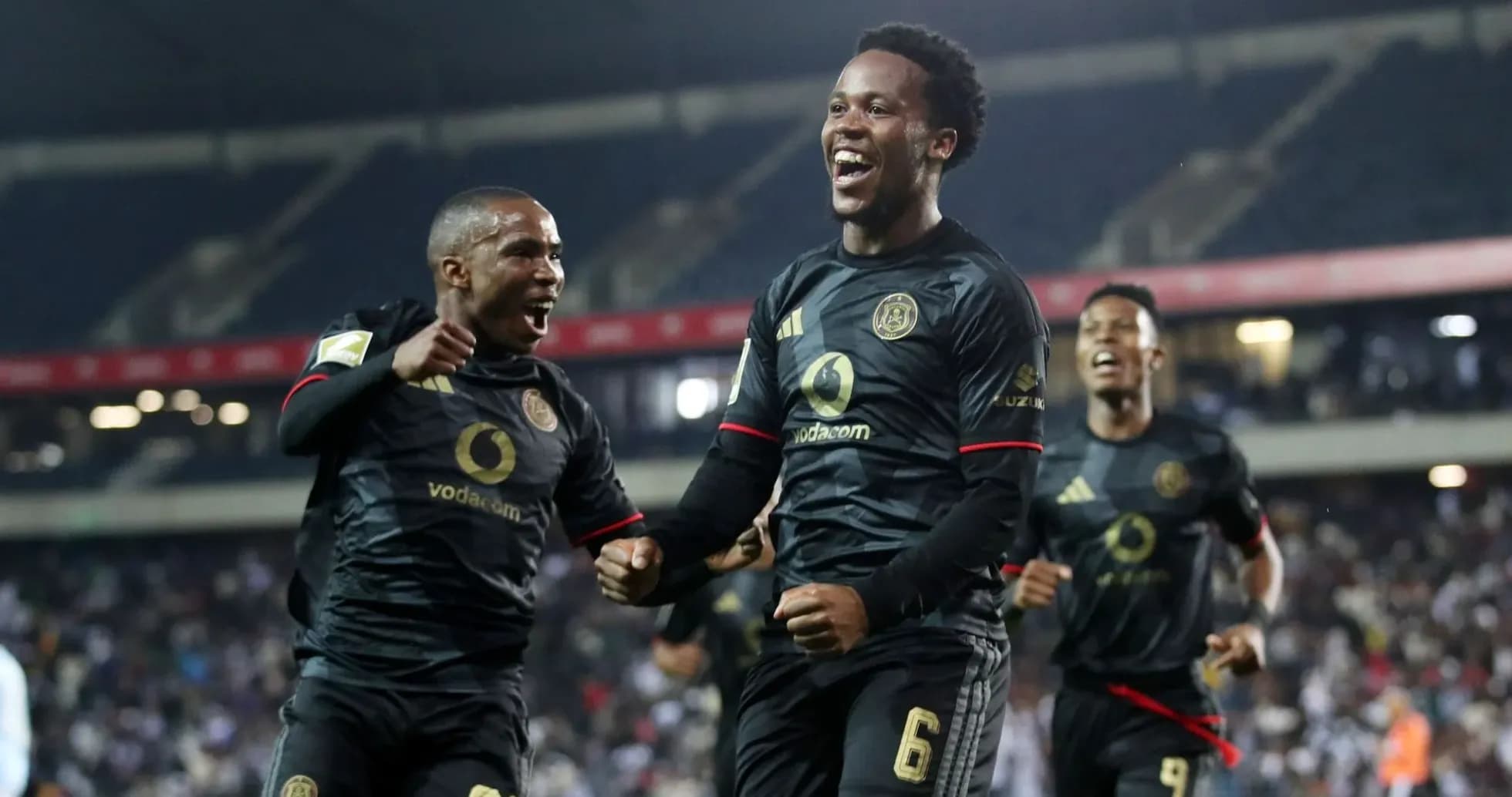 Игроки Orlando Pirates празднуют гол на поле