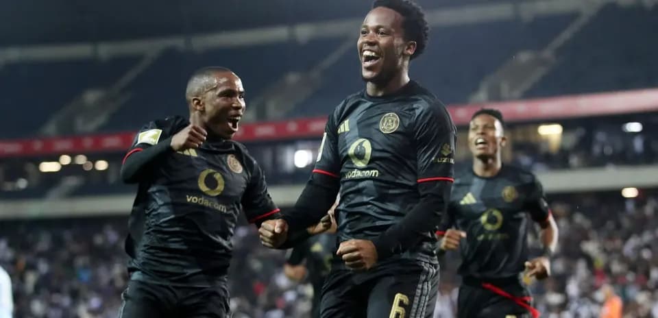 Игроки Orlando Pirates празднуют гол на поле