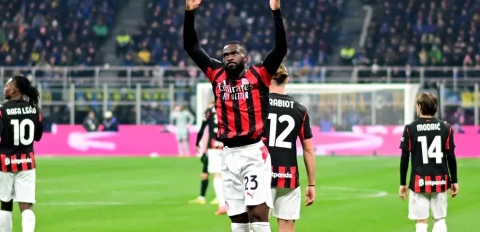 Игроки AC Milan после забитого гола на поле