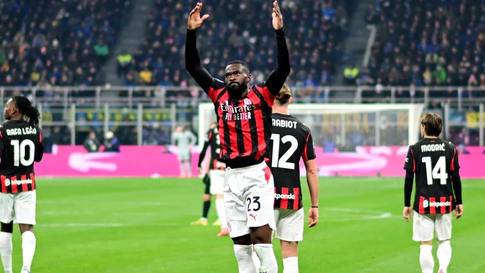 Игроки AC Milan после забитого гола на поле