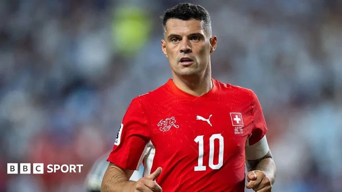 Игрок сборной Швейцарии в красной форме на поле