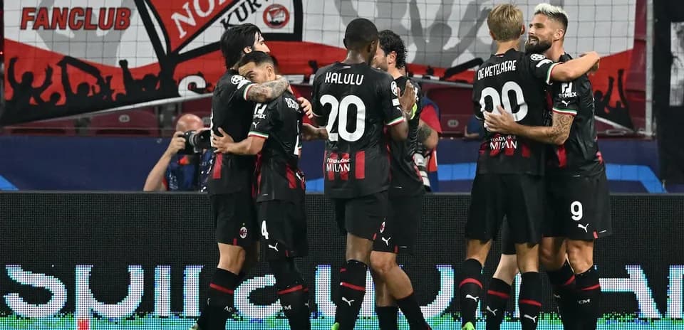 Игроки AC Milan празднуют гол на стадионе