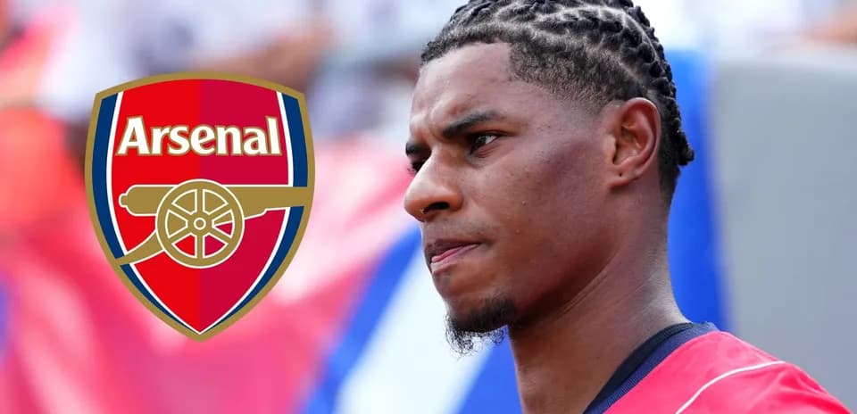 Игрок Arsenal на фоне логотипа клуба