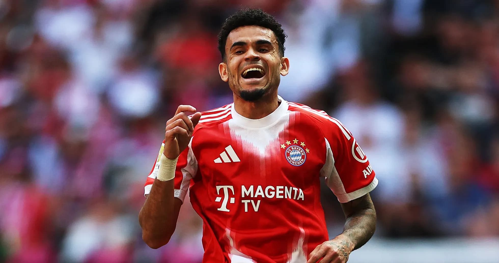 Игрок ФК Bayern Munich радуется забитому голу