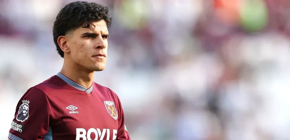 Игрок West Ham United на поле перед матчем