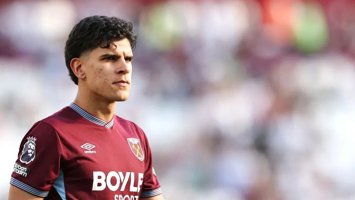Игрок West Ham United на поле перед матчем