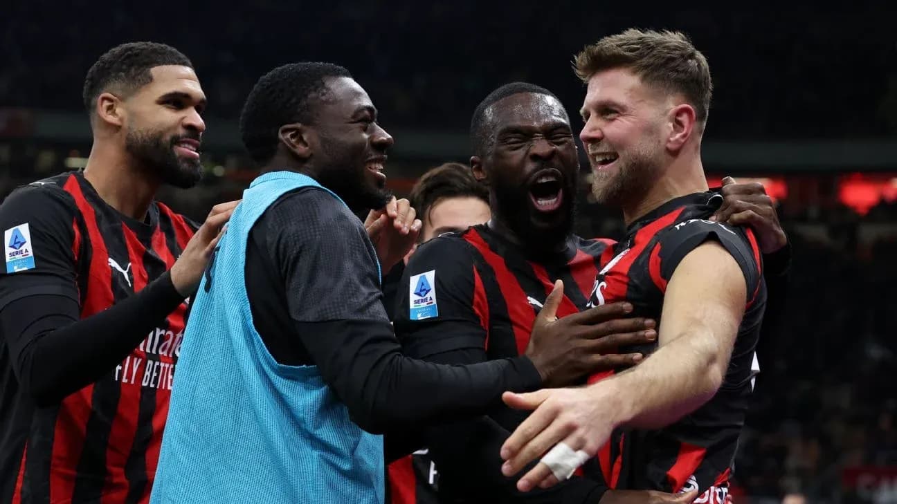 Игроки AC Milan празднуют забитый гол