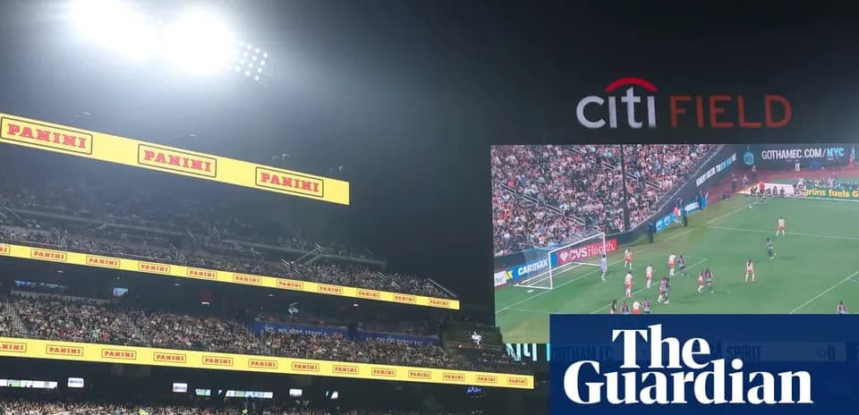 Матч на стадионе Citi Field с большими экранами