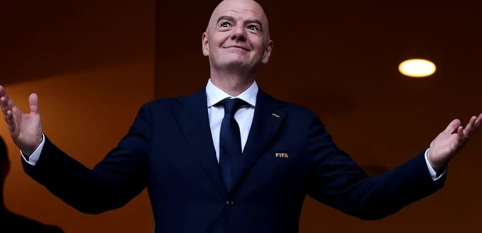 Человек в костюме с логотипом FIFA на груди