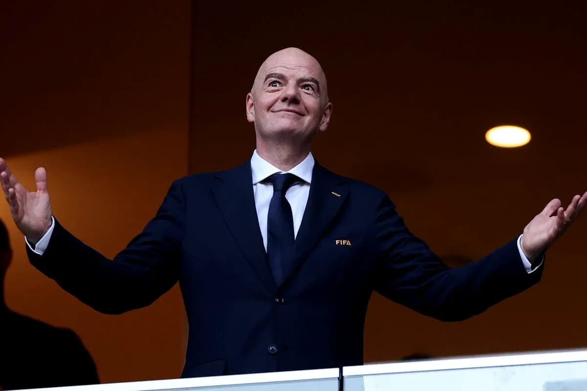 Человек в костюме с логотипом FIFA на груди