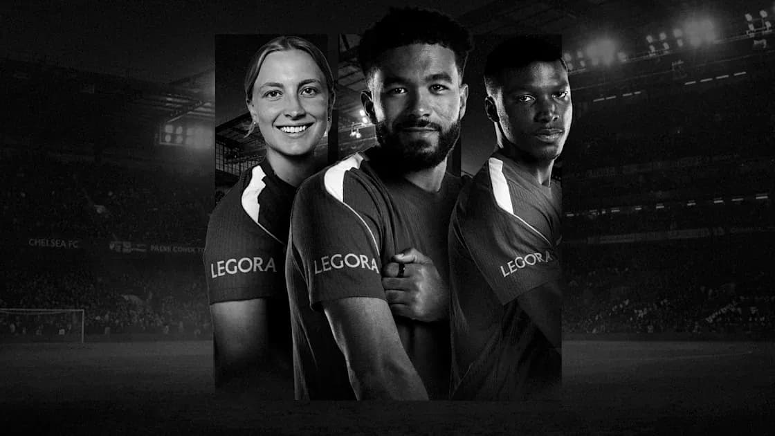 Трое футболистов в форме Chelsea FC на стадионе