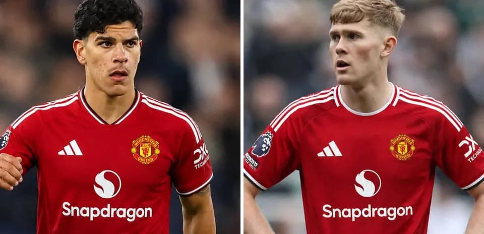 Два игрока Manchester United в красных футболках