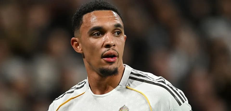 Игрок в белой форме Real Madrid на поле