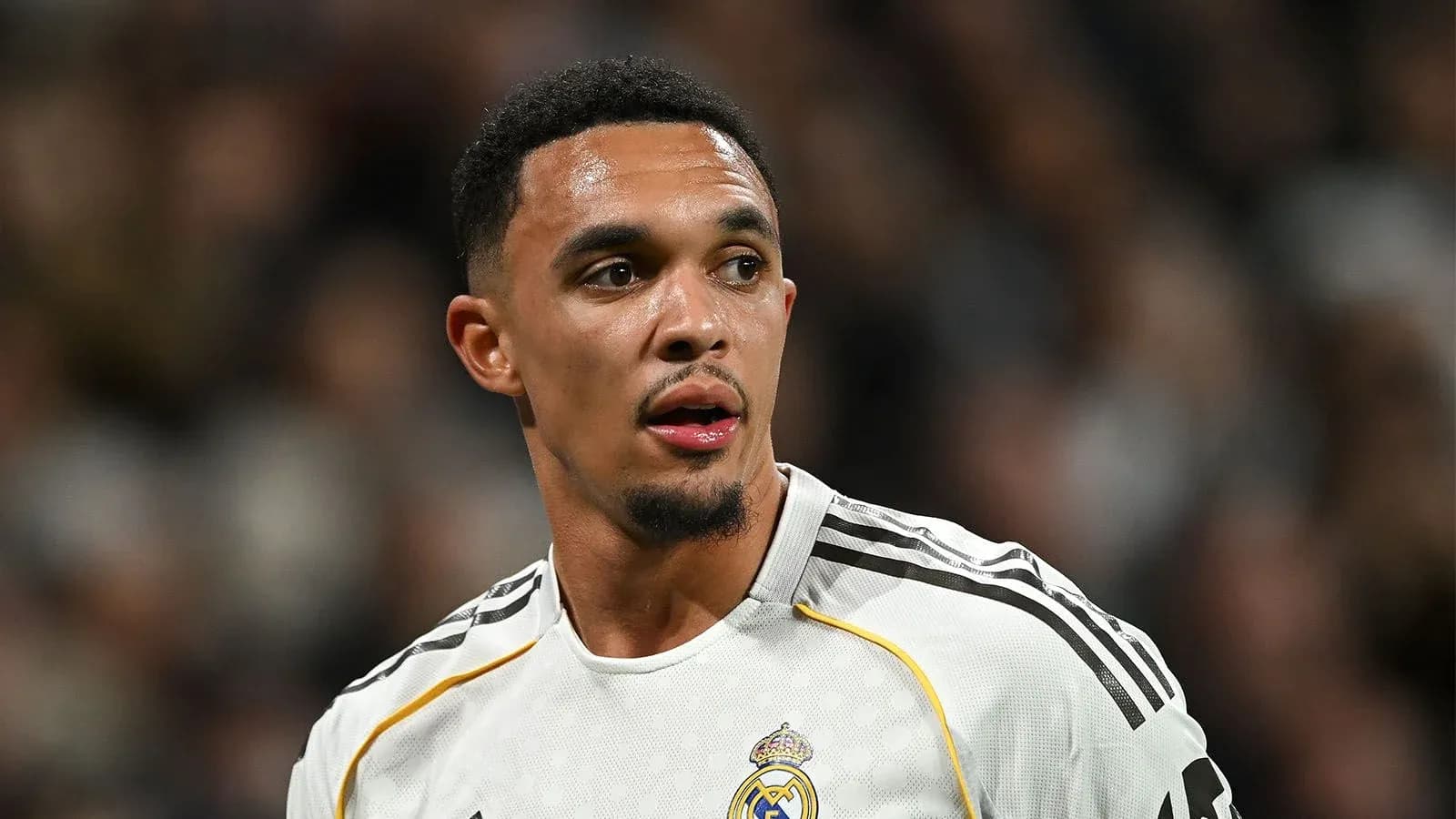 Игрок в белой форме Real Madrid на поле