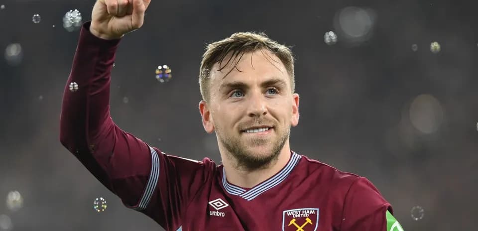 Игрок West Ham United поднимает кулак после матча