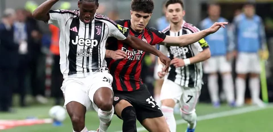 Игроки Juventus и AC Milan борются за мяч